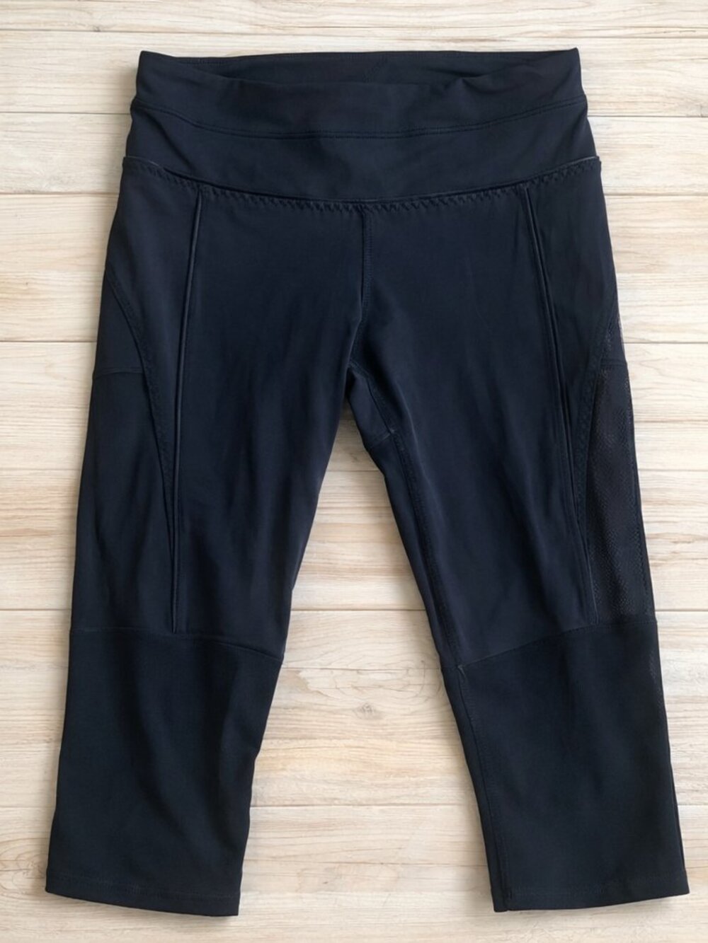 Lululemon Vintage Black Cropped Capris Mesh Sides & Back Panels Athletic Yoga